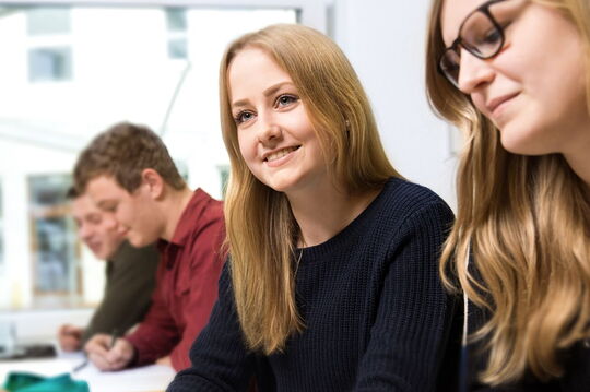 In der Völker-Schule lernen wir oft gemeinsam. In der Völker-Schule lernen wir oft gemeinsam.