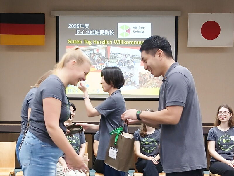 Deutsche und japanische Lernende beim Schüleraustuasch in Japan.