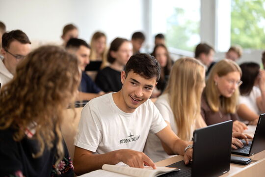Schülerinnen und Schüler der Fachoberschule Wirtschaft arbeiten mit Notebooks im Unterricht.