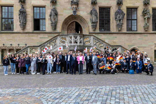 Schüleraustausch mit Besuchern aus Japan. Gruppenbild zum Schüleraustausch mit Japan vor dem Osnabrücker Rathaus.