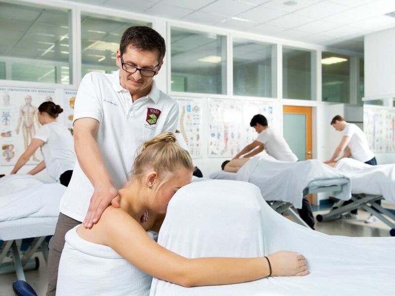 Physiotherapie-Schüler üben Massagetechniken in der Völker-Schule.