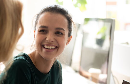 Gelebte Gemeinschaft an der Völker-Schule Zwei Frauen arbeiten gemeinsam am Computer.