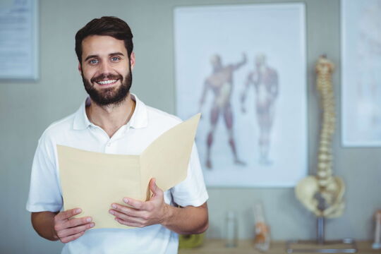 Mit dem Vorbereitungskurs für Physiotherapie eine Berufsanerkennung in Deutschland erhalten. Ein Teilnehmer des Physiotherapie-Anerkennungskurses erhält ein Zeugnis.