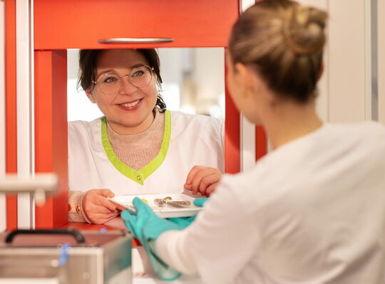 Schülerinnen in der Podologie-Ausbildung reinigen die Instrumente.