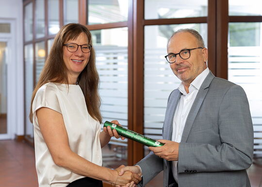 Burkhard Pölzing übergibt Ines Enge als neue Schulleiterin einen Staffelstab.
