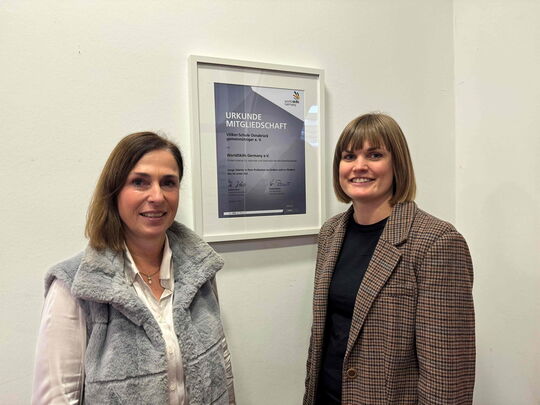Freuen sich über die Mitgliedschaft: Pia Bredlich, Bundestrainerin Pharmacy Technician und Lina Kalmer, Leiterin des BLZ. Freuen sich über die Mitgliedschaft: Pia Bredlich, Bundestrainerin Pharmacy Technician und Lina Kalmer, Leiterin des BLZ.