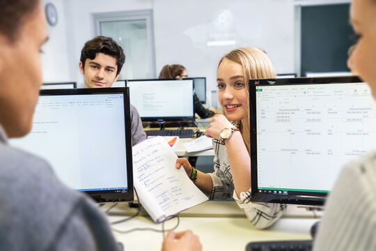 Unterricht in der Fachoberschule am PC.